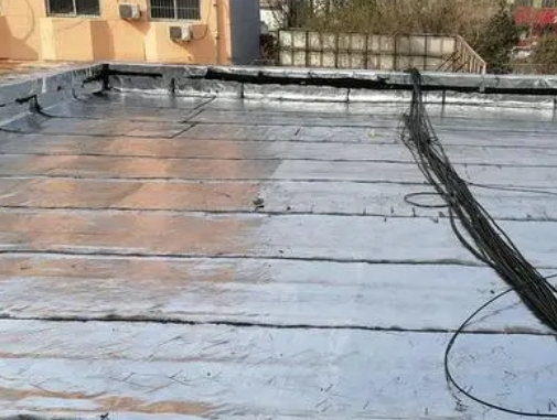 屏南卫生间漏水维修公司分享下屏南屋面楼顶防水刚性防水层施工要点。